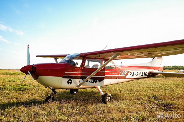 Полет на самолета над Казанью с расстяжкой баннера