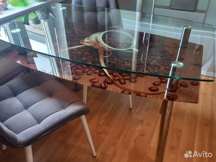 Стол кухоный стекляный