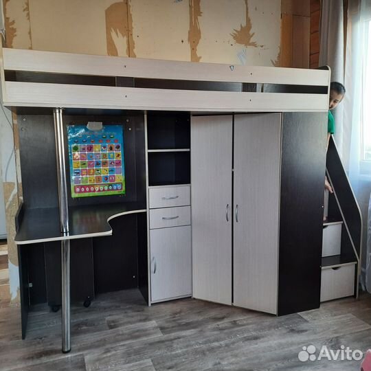 Детская кровать чердак со столом и шкафом