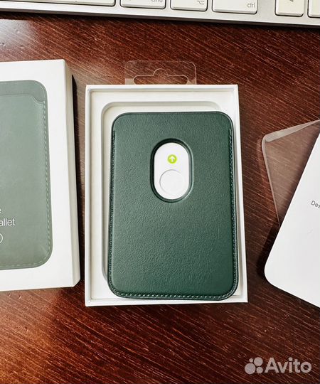 MagSafe Leather Wallet зеленого цвета