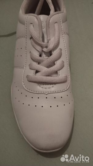 Кроссовки спортивные