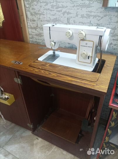 Швейная машина Чайка 142