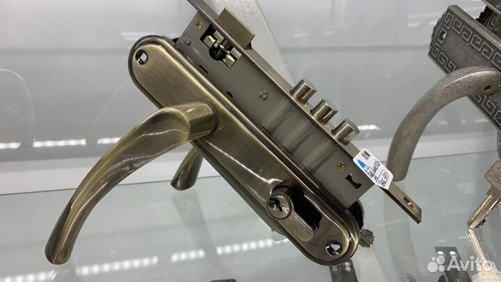 Дверная ручка с замком