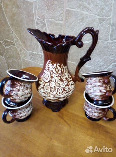 Кувшин с кружечками