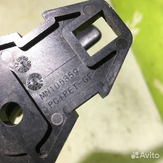 Ручка двери внутренняя левая Митсубиси Лансер 10