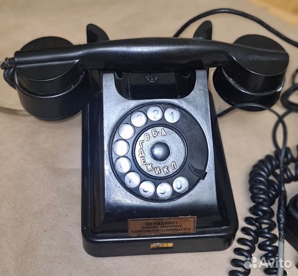 Старинный телефонный аппарат