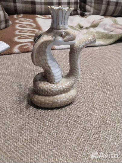 Фарфоровая статуэтка змея (кобра)
