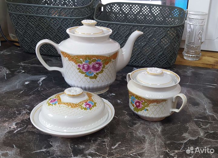 Заварочный чайник, сахарница, маслёнка