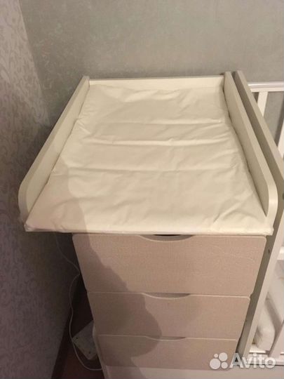 Детская кроватка с маятником