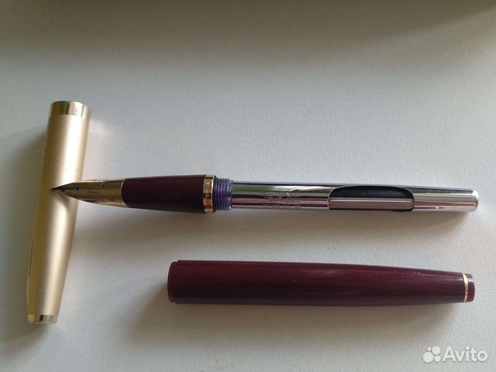 Перьевая ручка с золотым пером