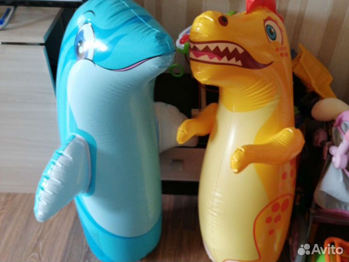 Надувной дельфин