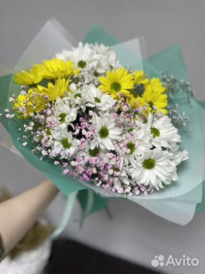 Букет из кустовой хризантемы и гипсофилы