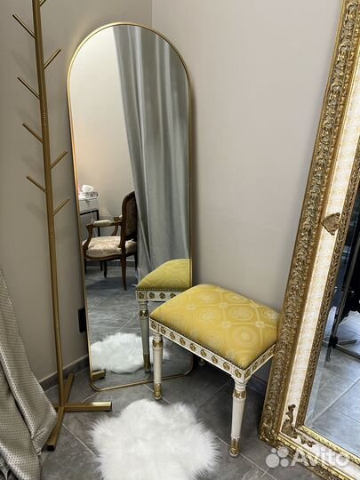 Аренда шоурума, рейла для одежды, полки, места