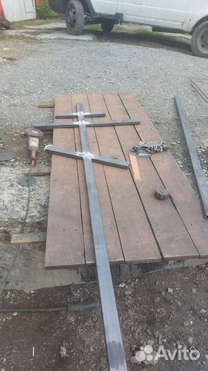 Оградки на кладбище, кресты из металла