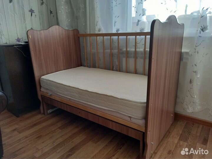 Детская кровать и 2 матраса