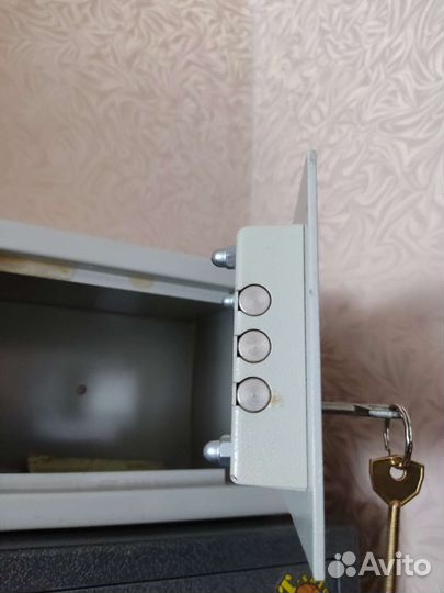 Сейф металлический