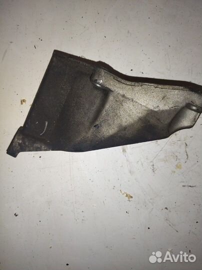 Кронштейн двигателя