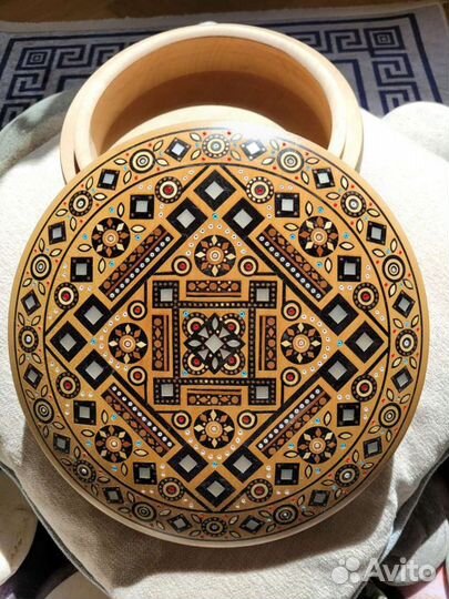 Шкатулка с инкрустацией натуральным перламутром