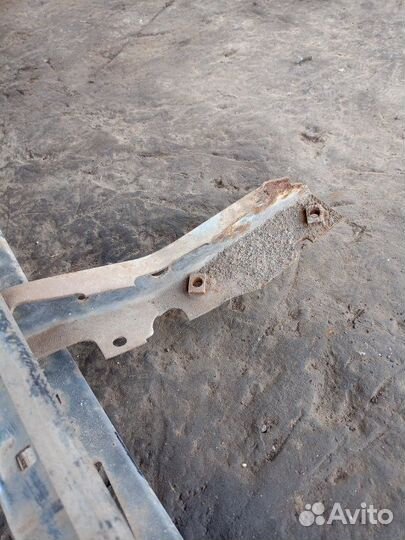 Усилитель бампера передний Volkswagen Golf MK2