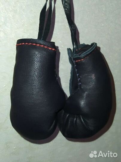 Брелок Боксерские перчатки в авто кожа