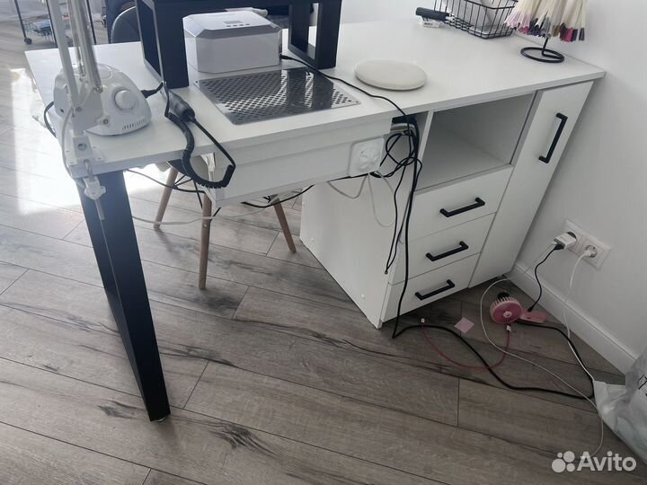 Маникюрный стол