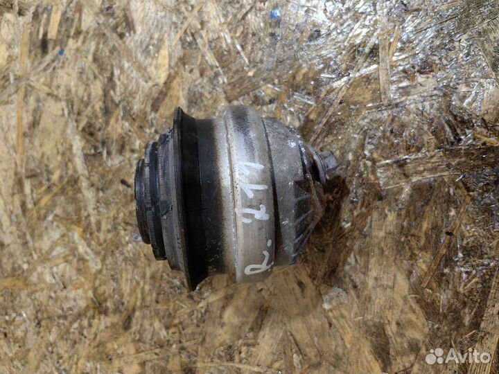 Подушка двигателя правая мерседес Е211 2112400517