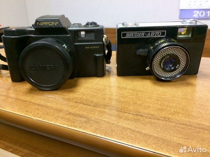 Старые фотоаппараты и камера