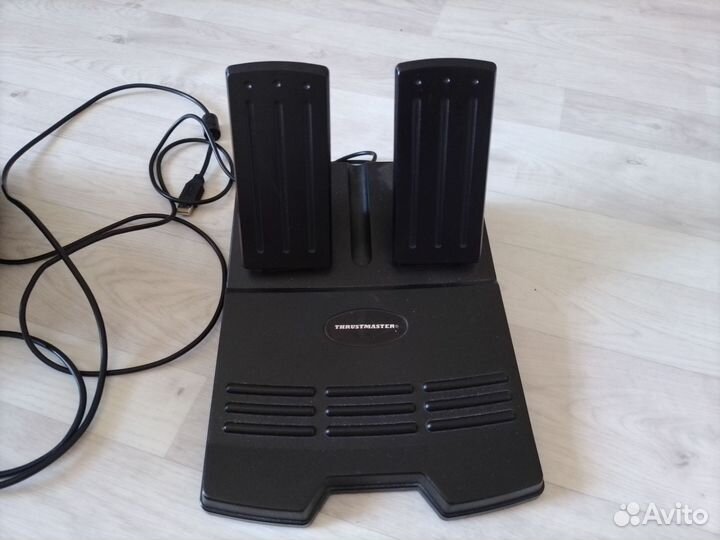 Игровой руль с педалями