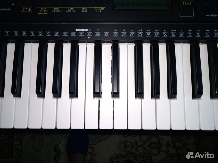 Продам синтезатор Yamaha PSR E273