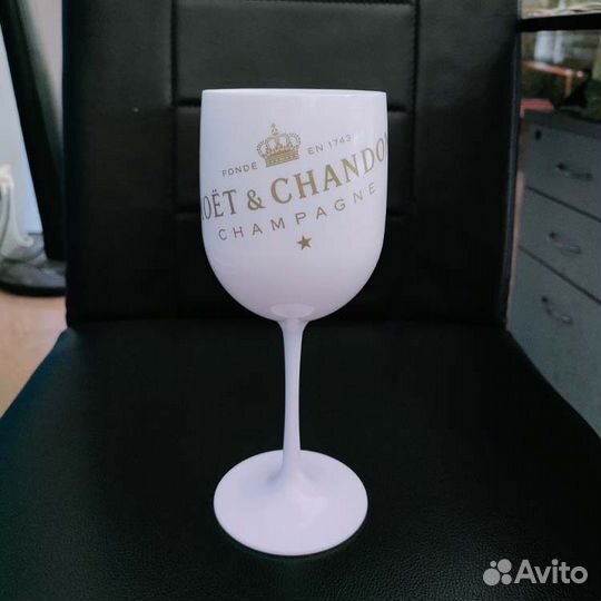 Фужер для вина моёт