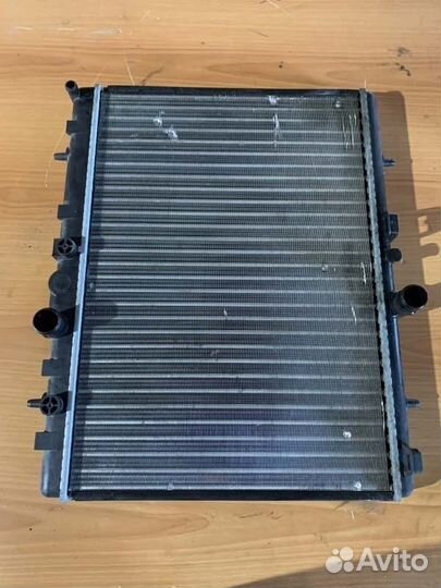 Радиатор охлаждения двигателя Peugeot 208 хетчбек
