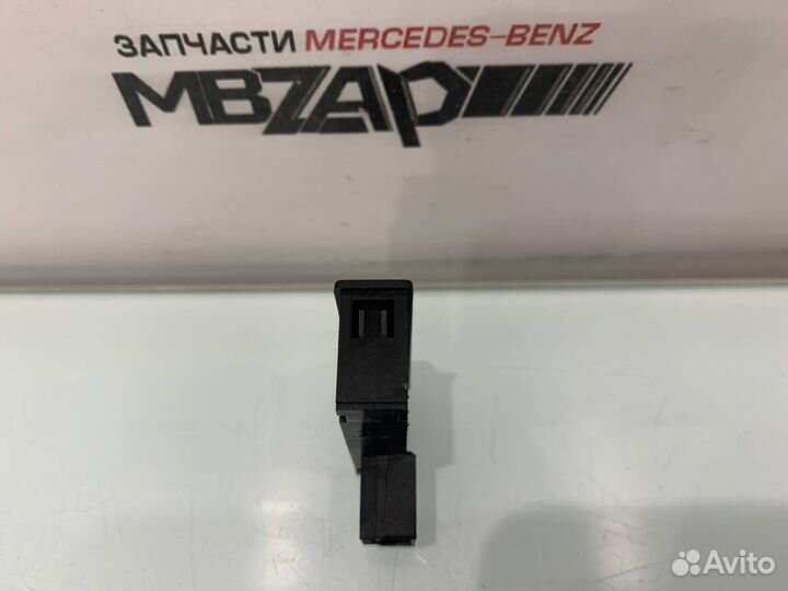 Кнопка блокировки багажника Mercedes W222 S 222