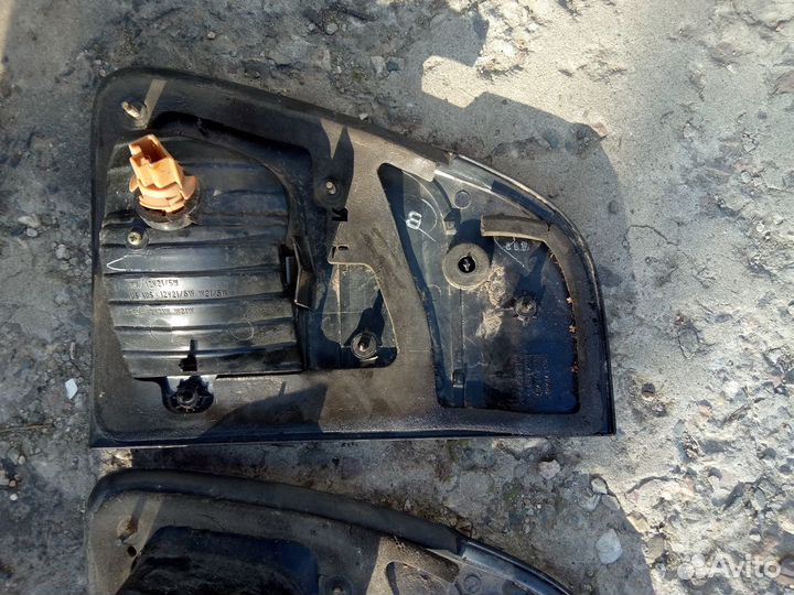 Продаю задние правые фонари б\у оригинал на Toyota