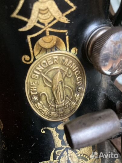 Старинная швейная машинка зингер