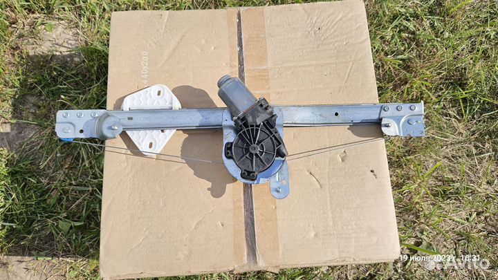 Стеклоподъёмник передний правый renault 8200901102