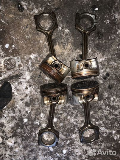 Поршень с шатуном QR20 DE Nissan