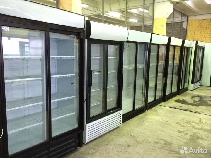 Стеклянные двери для холодильных витрин. Холодильный шкаф бу. Холодильная витрина обшитая. Завод Хелкама Выборг. Рабочий витрина