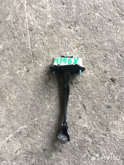 Ограничитель двери прав. перед. Infiniti, Nissan Q