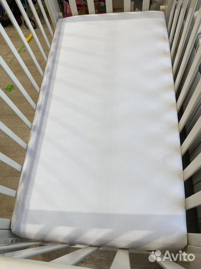 Детская кроватка с продольным маятником