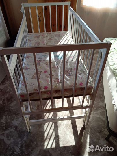 Детская кроватка с маятником