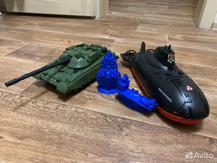Танк, подводная лодка, вертолёт, гараж