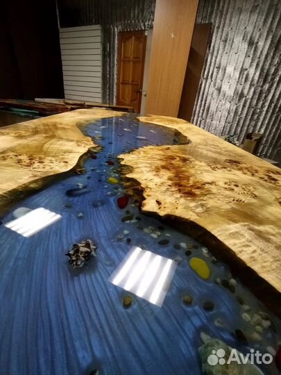 Стол река из массива и эпоксидной смолы