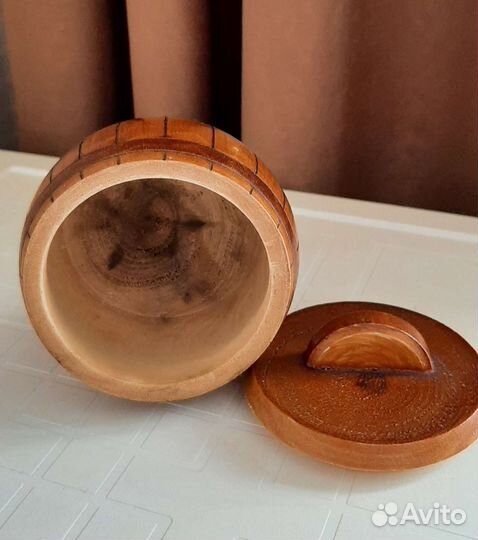 Деревянная маленькая бочка с крышкой