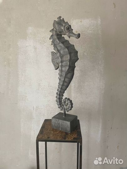 Скульптура «Морской конек» на одной опоре