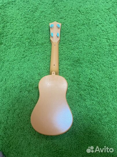 Игрушечная гитара
