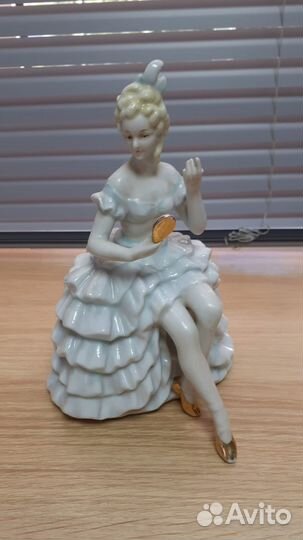 Статуэтка фарфоровая