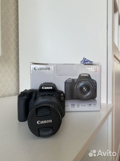 Зеркальный фотоаппарат Canon 200d