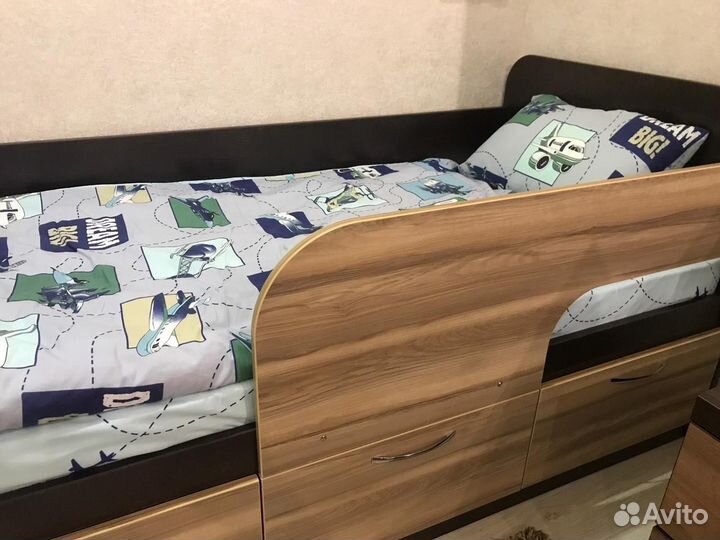 Детская кровать с бортиком