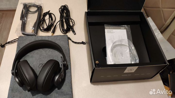 AKG K371