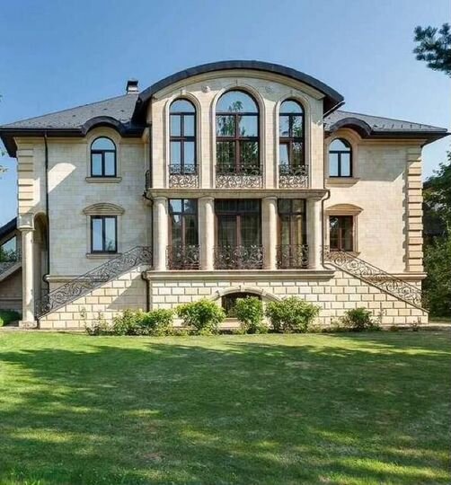 Дом 660 м² на участке 15 сот.